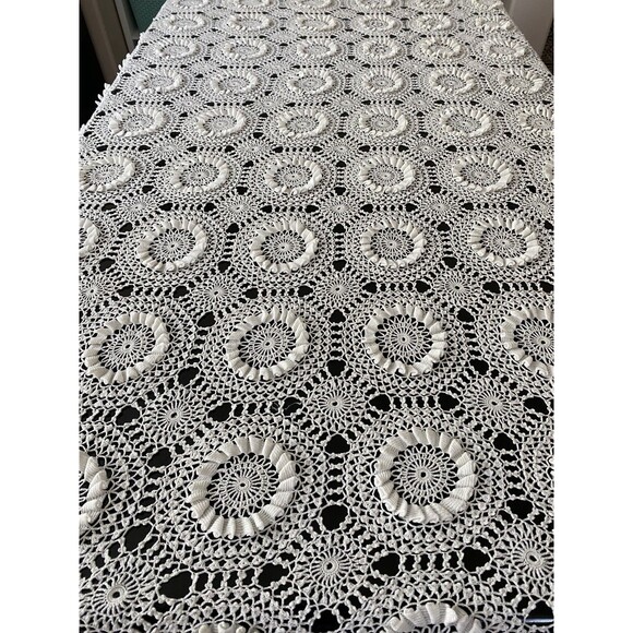 Vintage Hand Crochet Lace Bedspread Tablecloth 84x75 3D Ruffle Wheel Motif Ivory - Picture 2 of 4